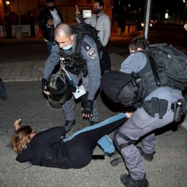 Policía israelí reprime duramente a miles de ciudadanos palestinos